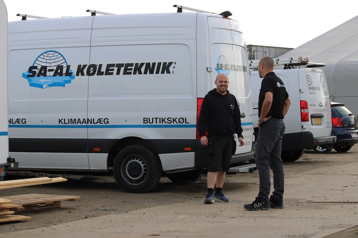 To SA-AL K&oslash;leteknik medarbejdere og bil