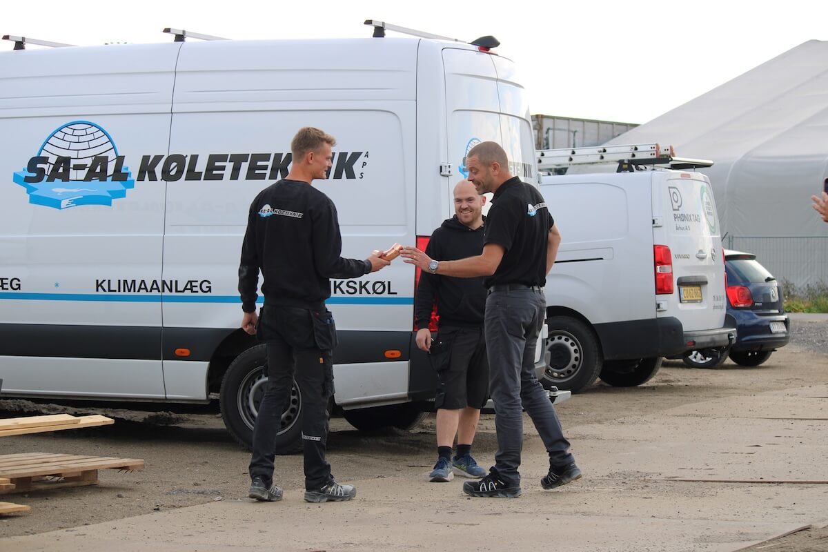 tre SA-AL Køleteknik medarbejdere der snakker ved bil
