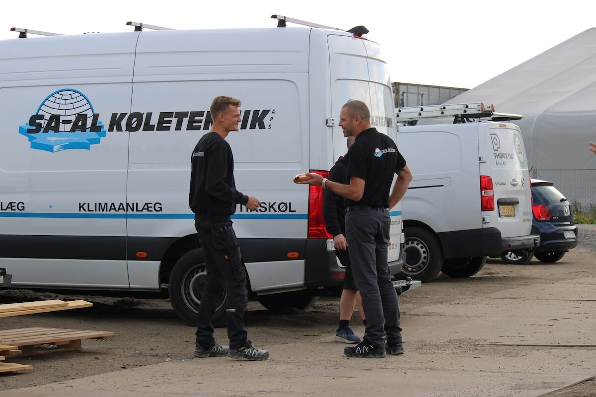 Tre glade SA-AL Køleteknik medarbejdere og bil