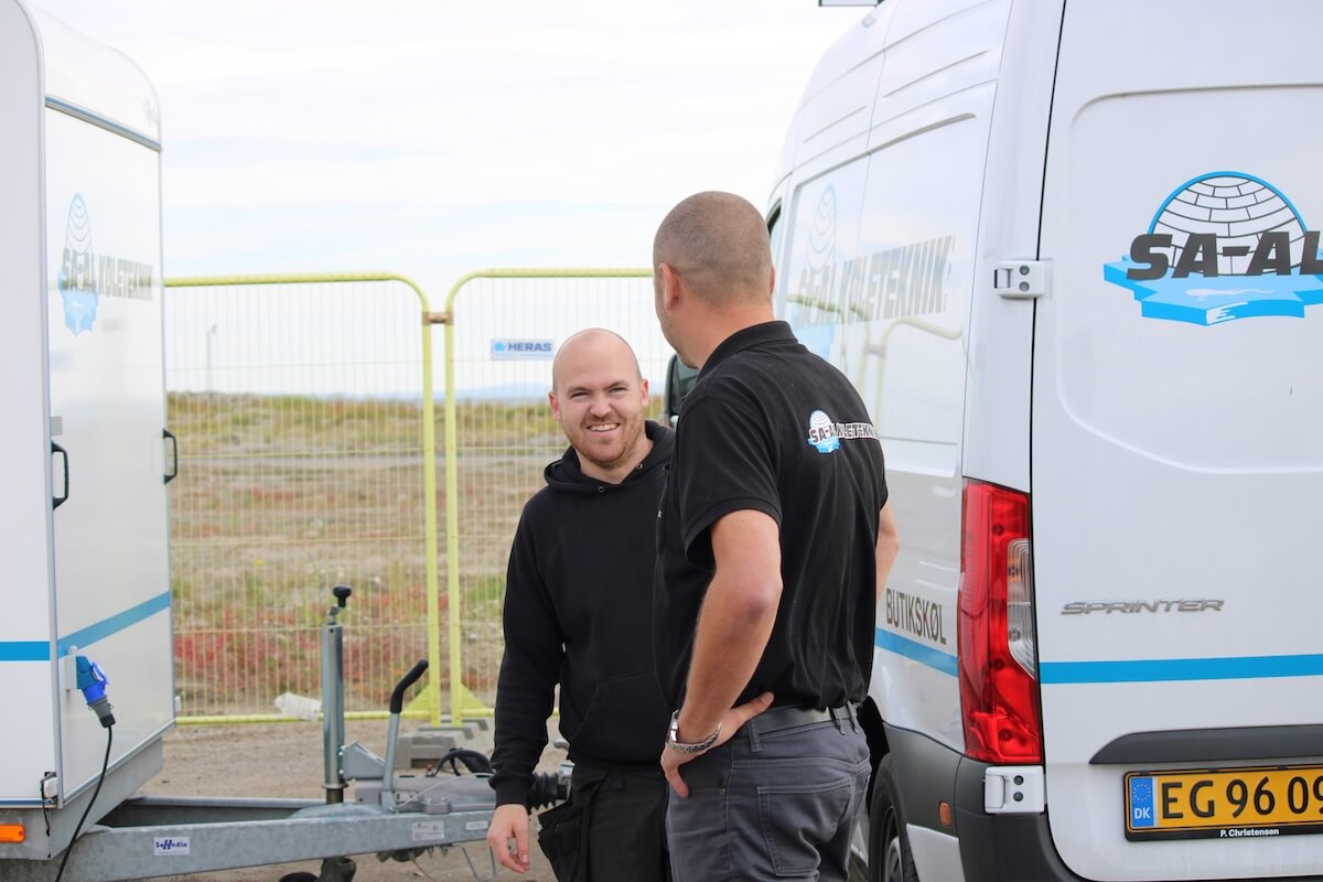To SA-AL Køleteknik medarbejdere ved firmabil