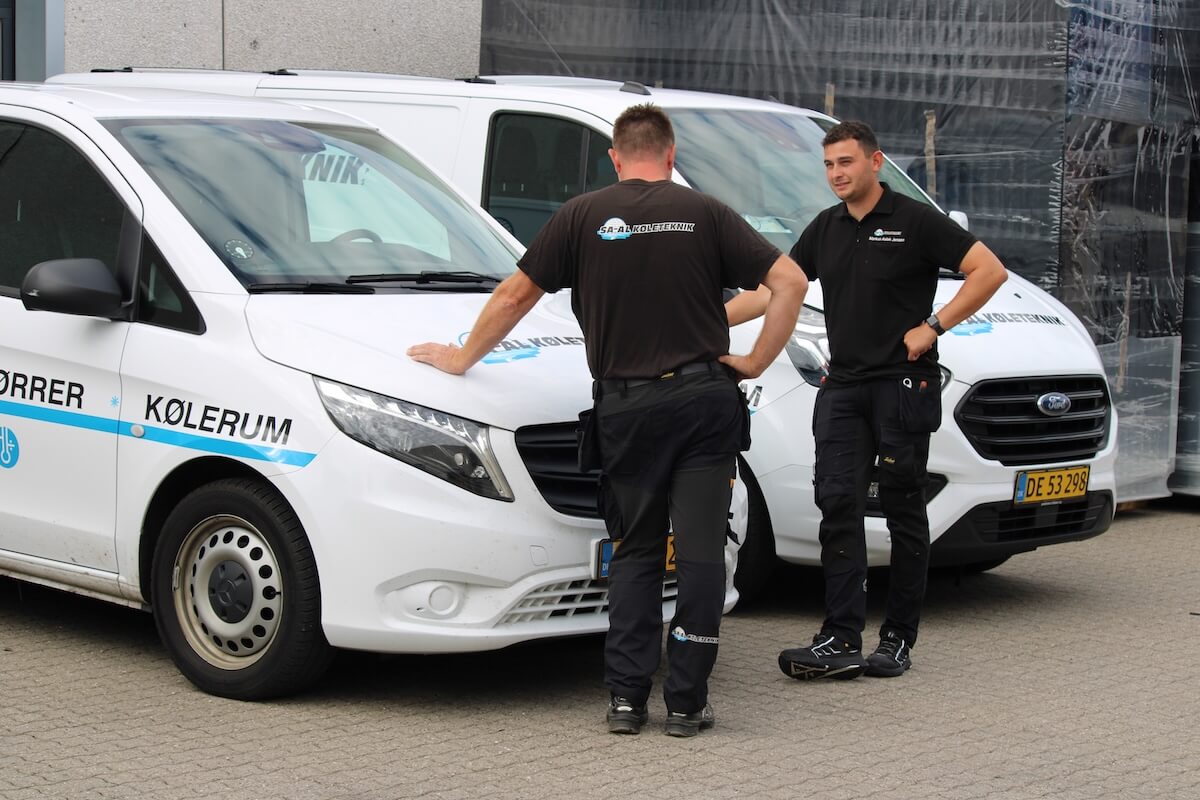 SA-AL Køleteknik medarbejdere i samtale