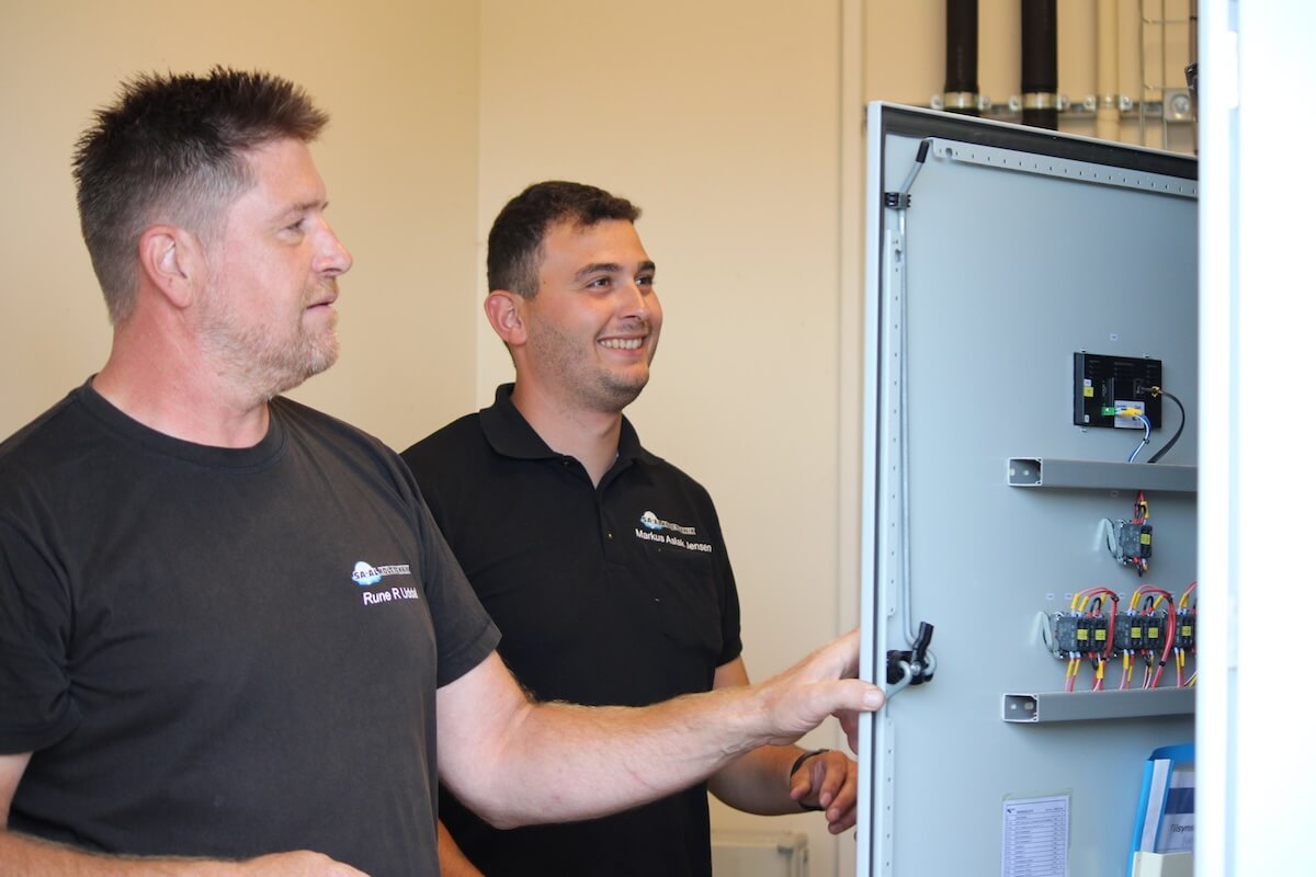 To SA-AL Køleteknik medarbejdere åbner skab