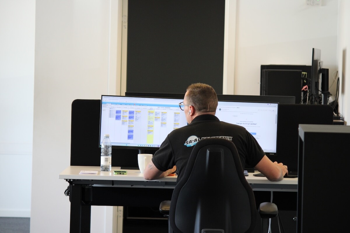 Ansat ved to skærme på kontor