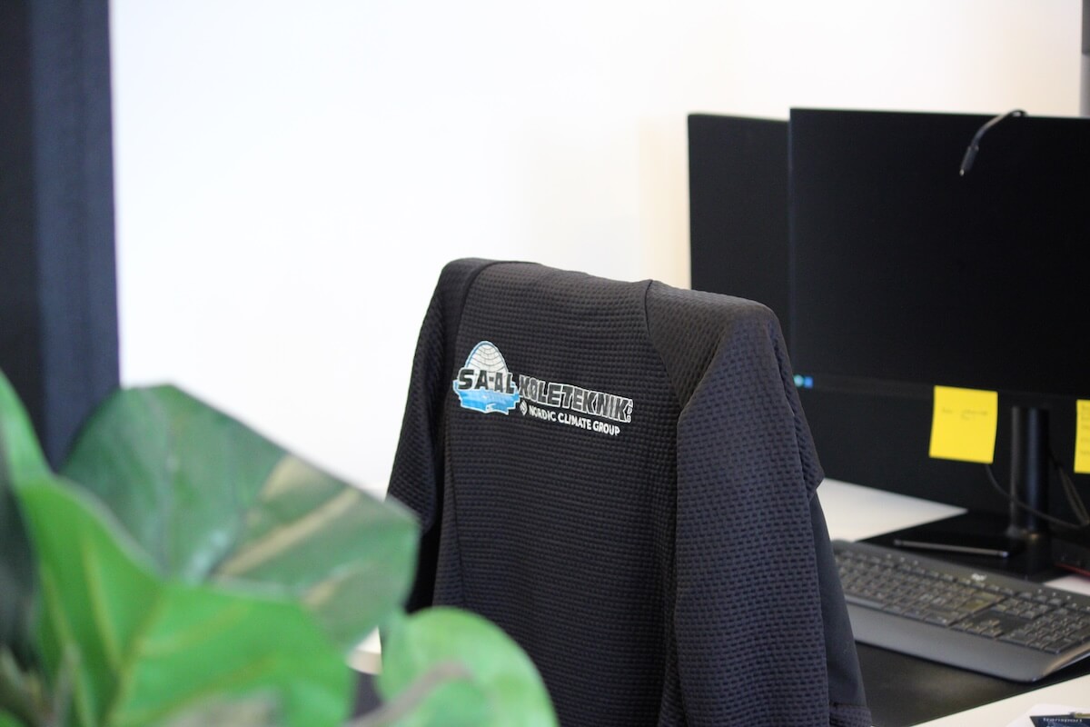 SA-AL Køleteknik trøje på stol ved computer